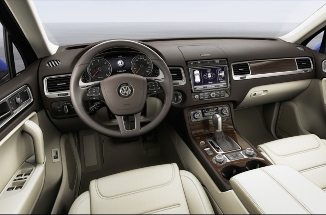 Volkswagen Touareg E 2015 - Bán xe Volkswagen Touareg E đời 2015, màu đen, xe nhập