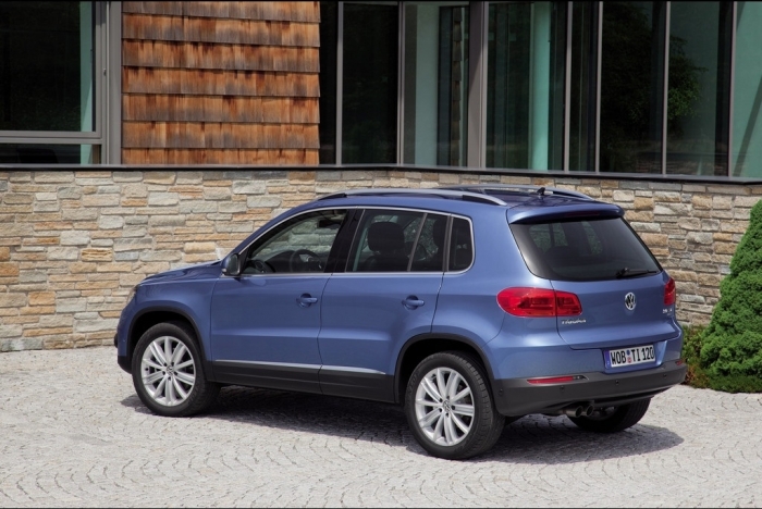 Volkswagen Tiguan E 2016 - Cần bán Volkswagen Tiguan E đời 2016, màu xanh lam, nhập khẩu