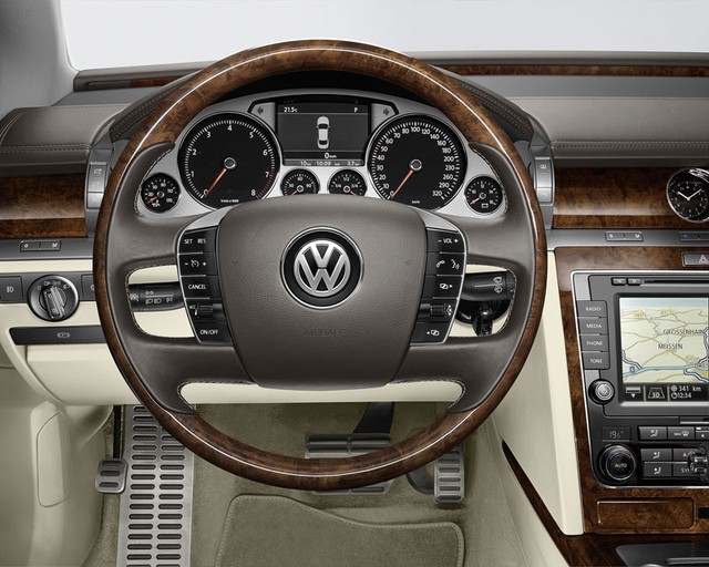 Volkswagen Phaeton 2016 - Cần bán xe Volkswagen Phaeton đời 2016, màu đen, nhập khẩu chính hãng