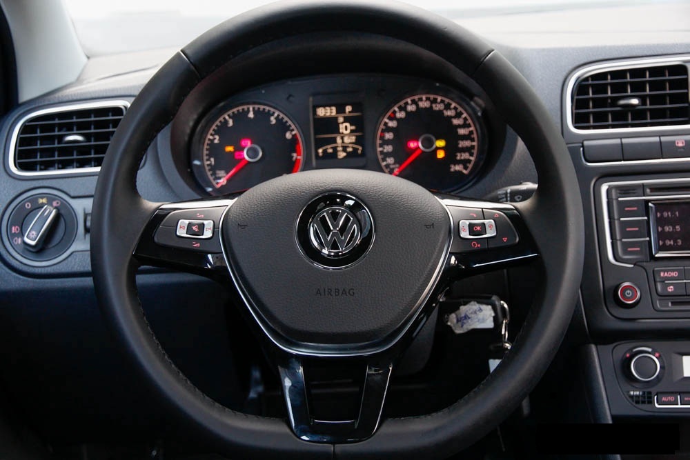 Volkswagen Polo 2016 - Bán ô tô nhập Đức, Volkswagen Polo Sedan 1.6l màu đen đời 2015 hỗ trợ vay 80% tiền mặt. LH 0916777090