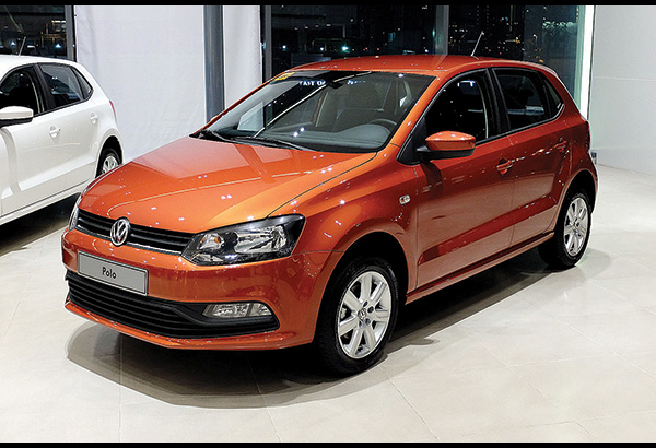 Volkswagen Polo 2016 - Bán ô tô nhập nguyên chiếc đức Volkswagen Polo Hacthback màu cam, chỉ cần 300 triệu lấy xe ngay. LH 0902608293