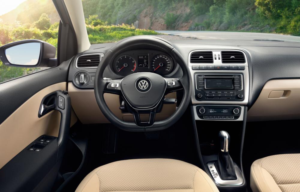 Volkswagen Polo 2016 - Bán ô tô nhập nguyên chiếc đức Volkswagen Polo Hacthback màu cam, chỉ cần 300 triệu lấy xe ngay. LH 0902608293