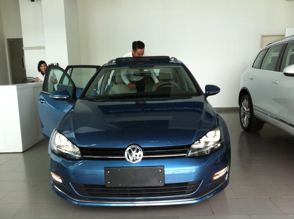 Volkswagen Golf 2014 - Cần bán Volkswagen Golf đời 2014, màu xanh lam, nhập khẩu Đức 1chiếc duy nhất. Liên hệ để xem xe