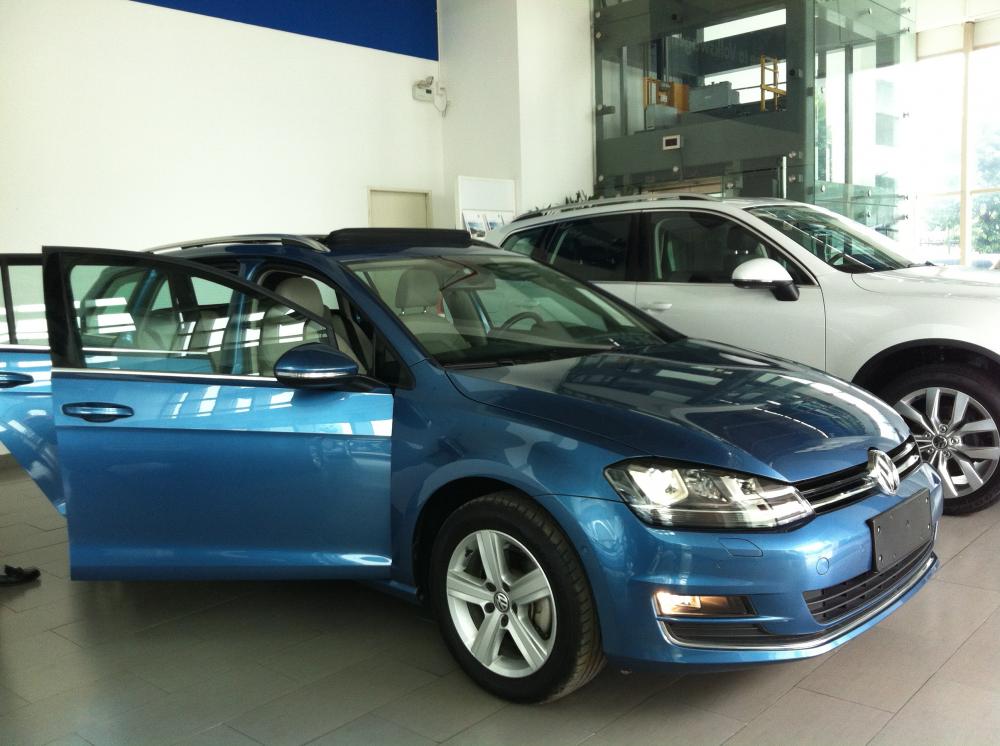 Volkswagen Golf 2014 - Cần bán Volkswagen Golf đời 2014, màu xanh lam, nhập khẩu Đức 1chiếc duy nhất. Liên hệ để xem xe