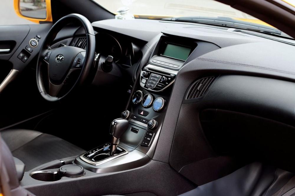 Hyundai Genesis  2.0T  2014 - Cần bán xe cũ Hyundai Genesis 2.0T đời 2014, màu vàng, xe nhập số tự động