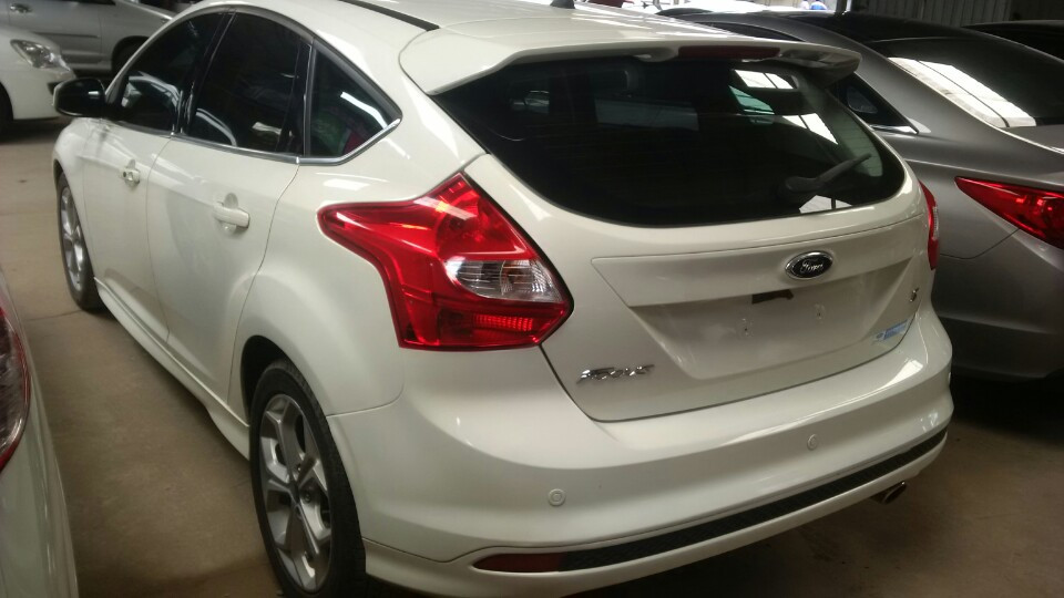 Ford Focus S 2014 - Cần bán xe Ford Focus S 2014, màu trắng, giá chỉ 702 triệu