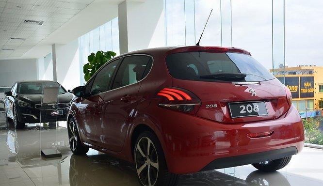 Peugeot 208 Facelift 2015 - Bán xe Peugeot 208 Facelift đời 2015, màu đỏ, giá chỉ 895 triệu