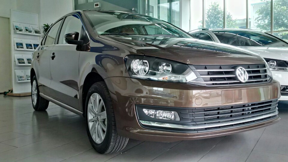 Volkswagen Vento 2015 - Bán ô tô Volkswagen Vento sản xuất 2015, màu nâu, xe nhập, 690tr
