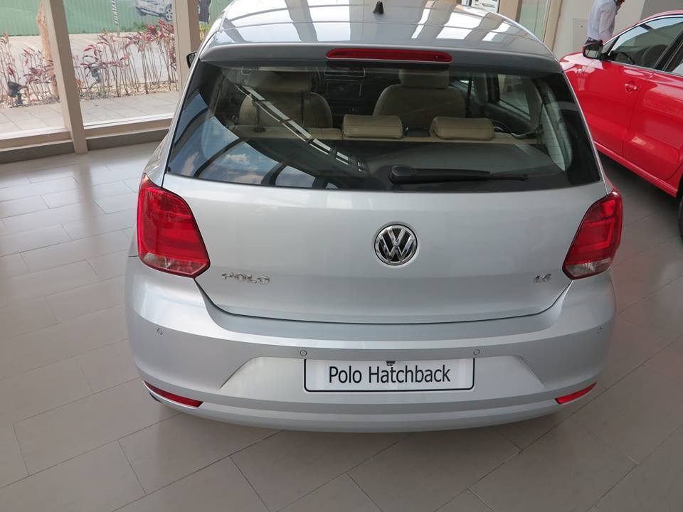 Volkswagen Polo  Hatchback AT 2015 - Bán xe Polo Hatchback AT 2015 màu bạc. xe nhập, mới 100%, ưu đãi lên tới 78 triệu