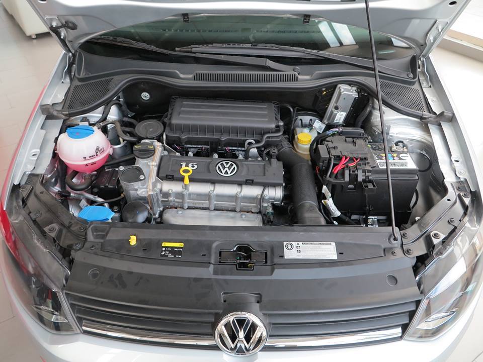 Volkswagen Polo  Hatchback AT 2015 - Bán xe Polo Hatchback AT 2015 màu bạc. xe nhập, mới 100%, ưu đãi lên tới 78 triệu