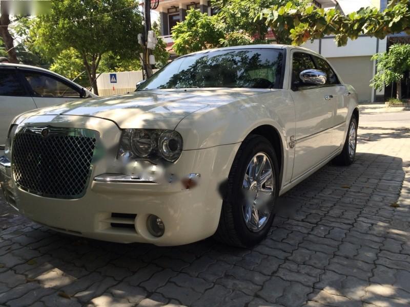 Chrysler 300C Hemi 5.7 V8 2006 - Cần bán lại xe Chrysler 300C Hemi 5.7 V8 đời 2006, màu trắng, nhập khẩu nguyên chiếc, giá 735tr