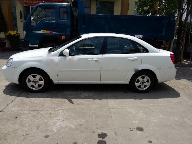 Chevrolet Lacetti 1.6MT 2013 - Bán ô tô Chevrolet Lacetti 1.6MT đời 2013, màu trắng xe gia đình