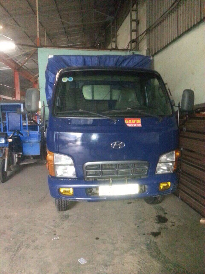 Hyundai HD 65 2006 - Cần bán gấp xe tải cũ Hyundai HD65 đời 2006 thùng mui bạt giá thương lương