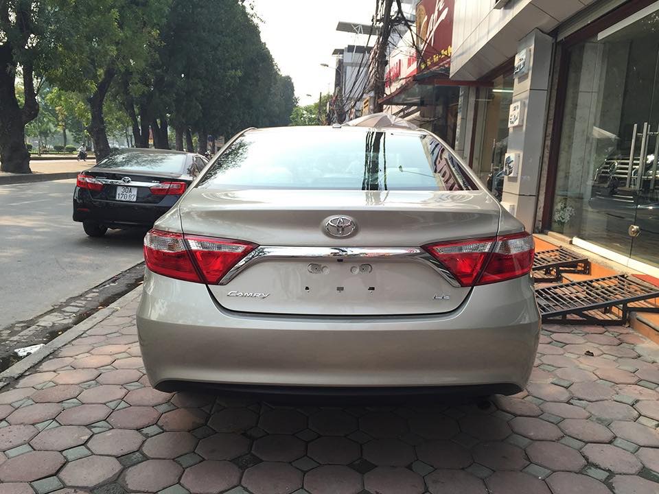 Toyota Camry LE 2016 - Bán xe Toyota Camry LE đời 2016, màu vàng, nhập khẩu nguyên chiếc, mới 100%