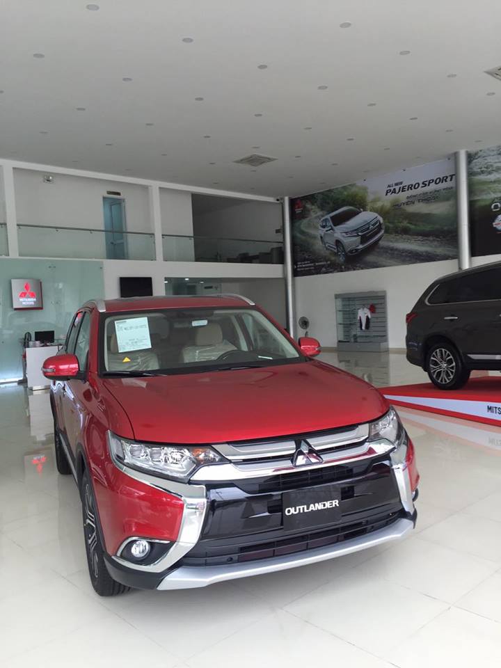 Mitsubishi Stavic 2.0 STD 2017 - Bán ô tô Mitsubishi Outlander màu đỏ, lợi xăng 7L/100km, cho góp 80%, tư vấn nhiệt tình - LH: 0905.91.01.99