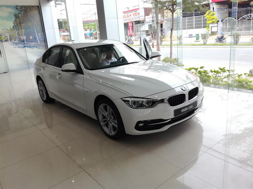 BMW 3 Series 330i 2017 - Bán BMW 3 Series 330i đời 2017, màu trắng, xe nhập