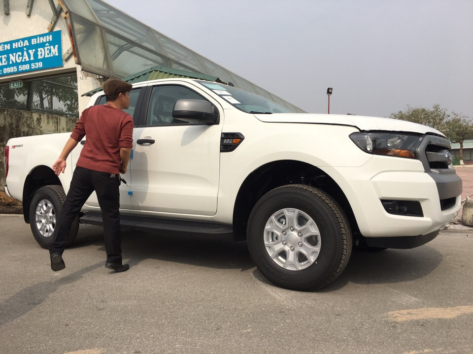 Ford Ranger XLS 4x2 AT 2017 - Bán ô tô Nam Định xe Ford Ranger XLS 4x2 AT, 1 cầu, số tự động, mới 100%, tư vấn, hỗ trợ trả góp