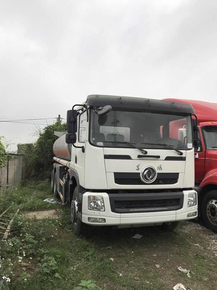JAC 2016 - Cần bán xe xăng dầu 17m3- Dongfeng 3 chân- ca bin vuông kiểu mới