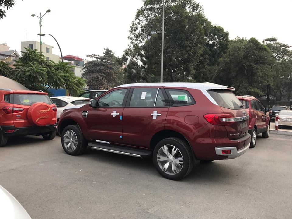 Ford Everest Titanium 2.2L 4x2 AT 2017 - Bán ô tô Ford Everest 2.2L 4x2 Titanium AT đời 2017, màu đỏ, nhập khẩu Thái, hỗ trợ trả góp lên đến 80%