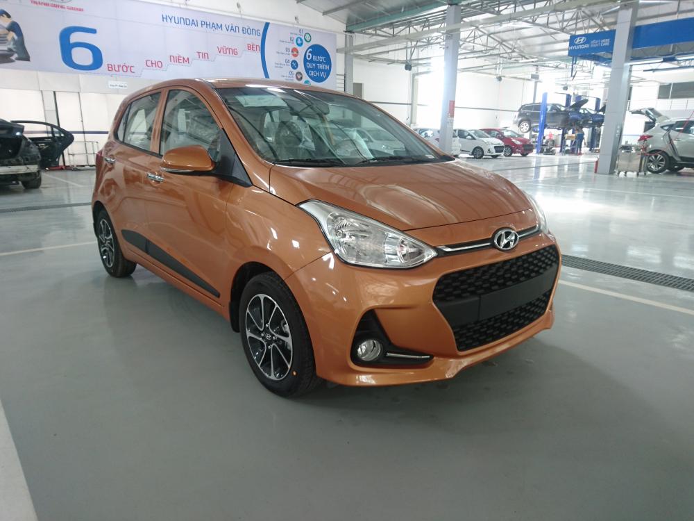 Hyundai Grand i10 2018 - Bán xe Hyundai Grand i10 sx 2018 màu cam bản đủ, giá tốt nhất. LH 090.467.5566