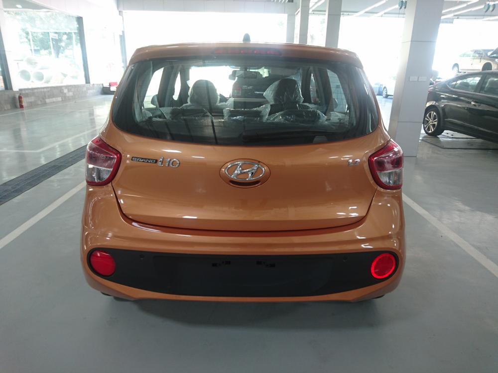 Hyundai Grand i10 2018 - Bán xe Hyundai Grand i10 sx 2018 màu cam bản đủ, giá tốt nhất. LH 090.467.5566