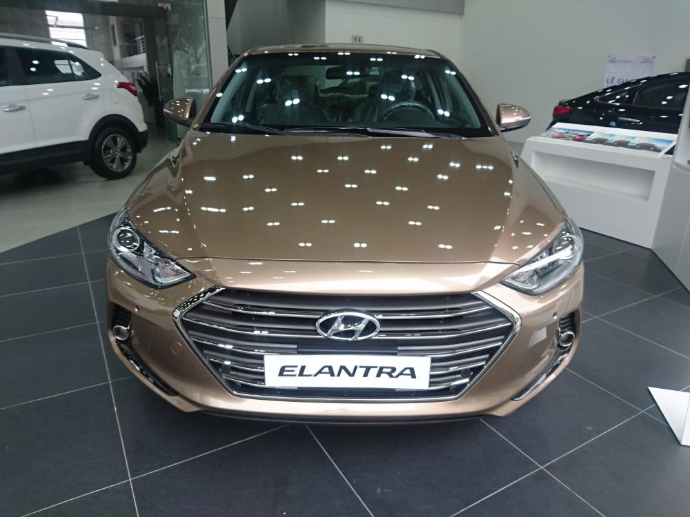 Hyundai Elantra 2018 - Giao ngay Hyundai Elantra 2018, màu nâu vàng, các phiên bản, giá cạnh tranh, mua xe chỉ từ 115 triệu - LH 090.467.5566