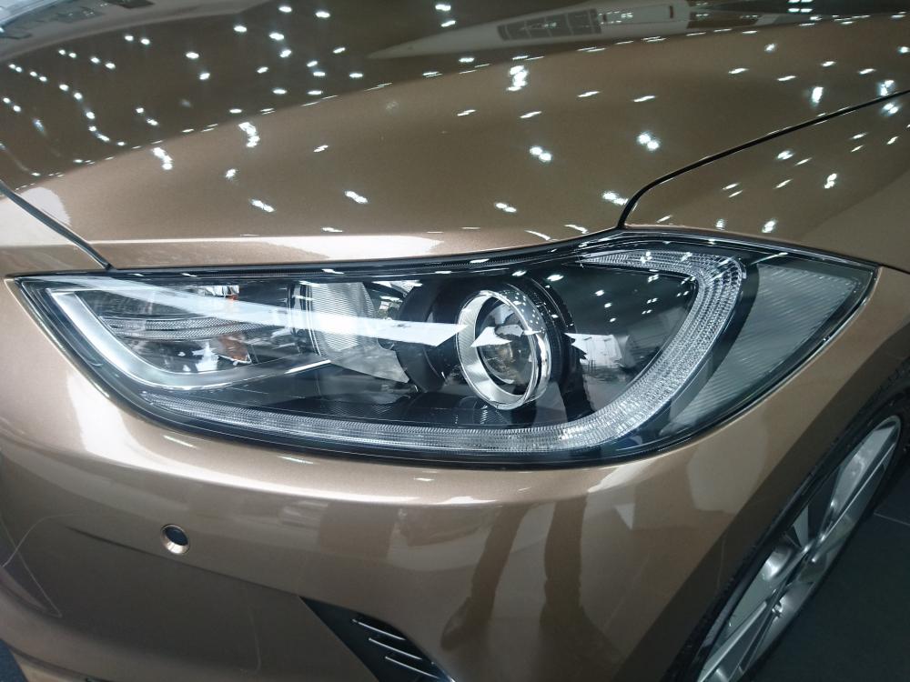 Hyundai Elantra 2018 - Giao ngay Hyundai Elantra 2018, màu nâu vàng, các phiên bản, giá cạnh tranh, mua xe chỉ từ 115 triệu - LH 090.467.5566