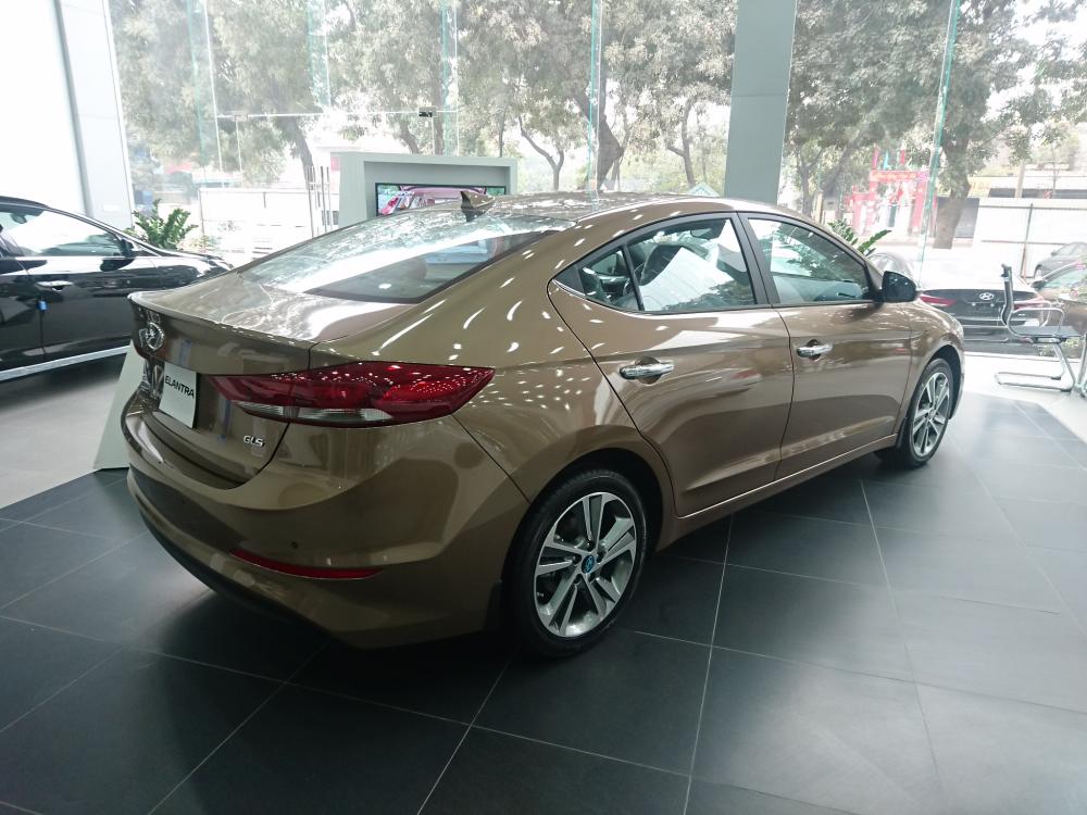 Hyundai Elantra 2018 - Giao ngay Hyundai Elantra 2018, màu nâu vàng, các phiên bản, giá cạnh tranh, mua xe chỉ từ 115 triệu - LH 090.467.5566