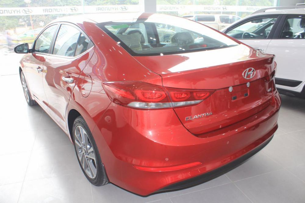 Hyundai Elantra 2018 - Bán ô tô Hyundai Elantra đời 2018, màu đỏ