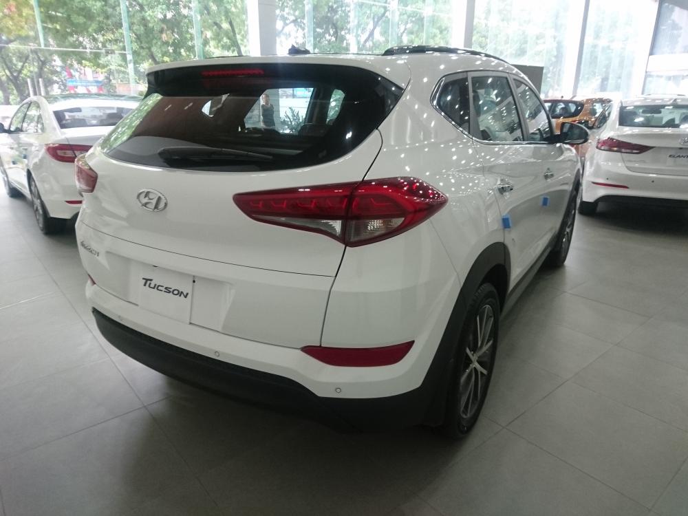 Hyundai Tucson 2018 - Bán Hyundai Tucson sản xuất 2018 màu trắng, hỗ trợ trả góp lên đến 85% LH: 090.467.5566