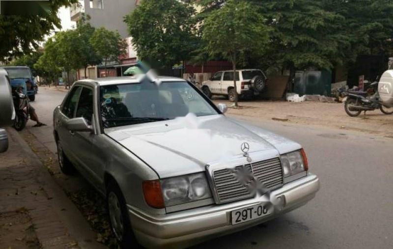 Mercedes-Benz E230 1995 - Bán ô tô Mercedes E230 1995, màu bạc, nhập khẩu số sàn, giá tốt