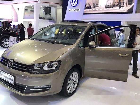 Volkswagen Sharan   AT 2017 - Bán xe Volkswagen Sharan AT đời 2017, màu vàng