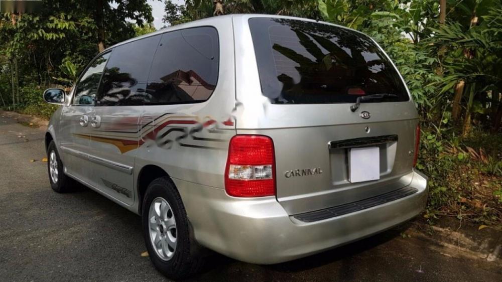 Kia Carnival GS 2006 - Cần bán gấp Kia Carnival GS đời 2006, màu bạc số sàn