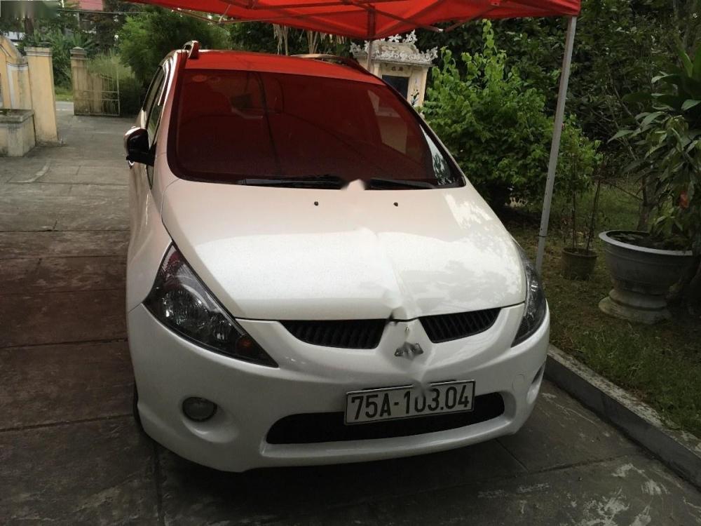 Mitsubishi Grandis 2.4AT 2005 - Cần bán gấp Mitsubishi Grandis 2.4AT sản xuất 2005, màu trắng số tự động