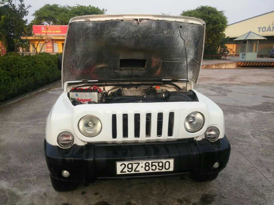 Kia Jeep 2002 - Cần bán xe ô tô Kia - Jeep màu trắng sản xuất năm 2002. Xe số sàn nhập khẩu Hàn Quốc