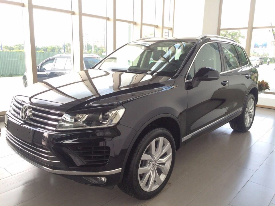 Volkswagen Touareg GP 2015 - Dòng SUV nhập Đức Volkswagen Touareg 3.6 FSI, màu đen đời 2015, tặng BHVC+dán 3M, LH Hương: 0902.608.293