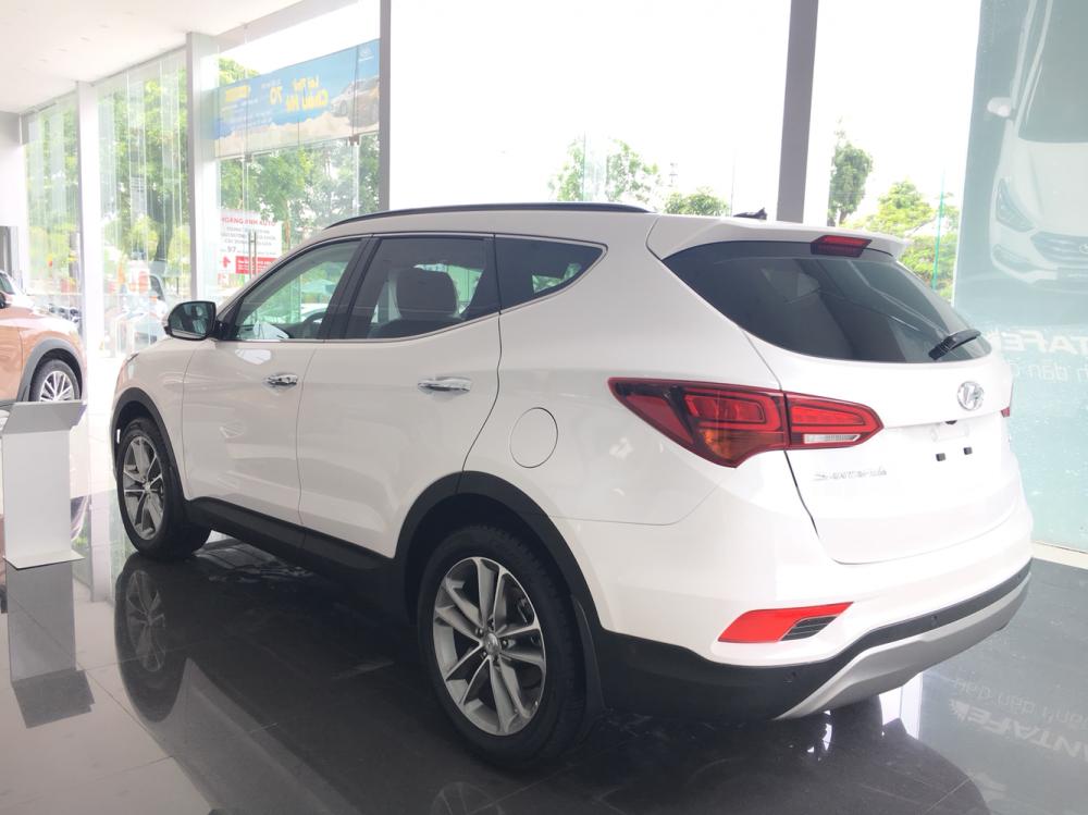 Hyundai Santa Fe 2.4AT -2WD 2017 - Cần bán xe Hyundai Santa Fe năm 2018- máy xăng, 1 cầu, màu trắng, mới 100%, giá 898 triệu- LH: 0919293562