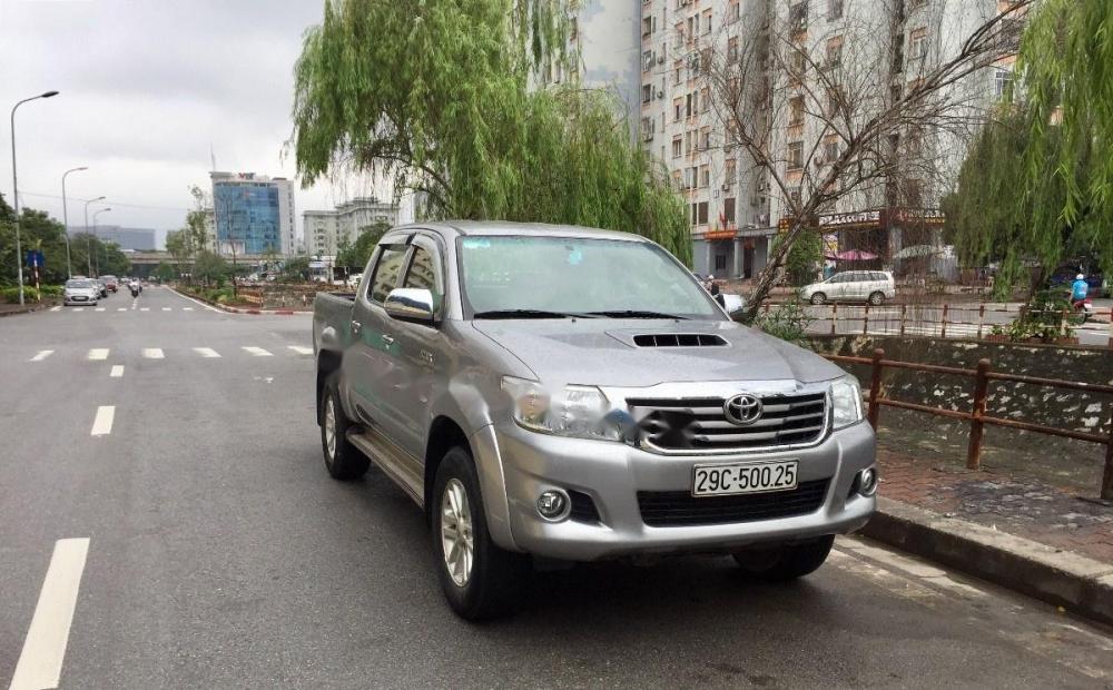 Toyota Hilux E 2015 - Cần bán xe Toyota Hilux E đời 2015, màu bạc, nhập khẩu chính hãng số sàn giá cạnh tranh