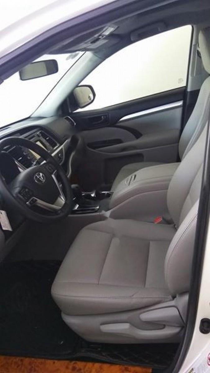 Toyota Highlander LE 2015 - Bán Toyota Highlander LE đời 2015, màu trắng