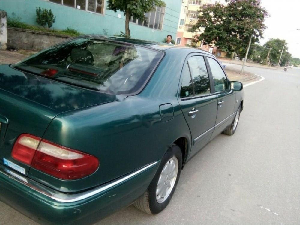 Mercedes-Benz E230 1997 - Bán Mercedes E230 1997, màu xanh lục, xe nhập, 115 triệu