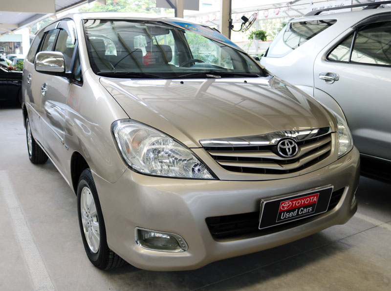 Toyota Innova 2.0E MT 2017 - Bán Toyota Innova E 2017 số sàn, xe lướt 1500km, hỗ trợ vay 75% lãi suất ưu đãi