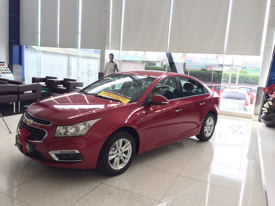 Chevrolet Cruze 2017 - Cần bán Chevrolet Cruze đời 2017, màu đỏ, hỗ trợ vay tối đa tư vấn nhiệt tình ưu đãi lên đế 70tr đồng