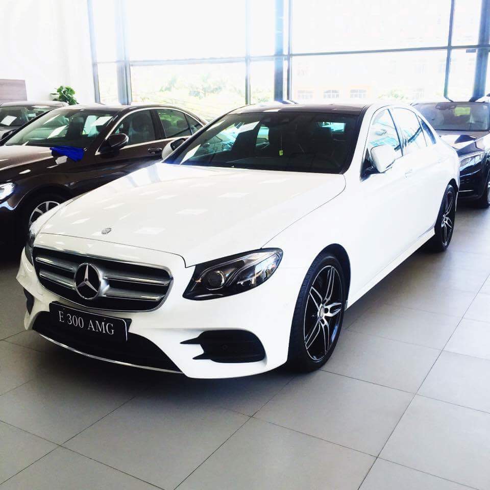 Mercedes-Benz E300  AMG 2017 - Bán ô tô Mercedes E300 AMG đời 2017, màu trắng, xe nhập