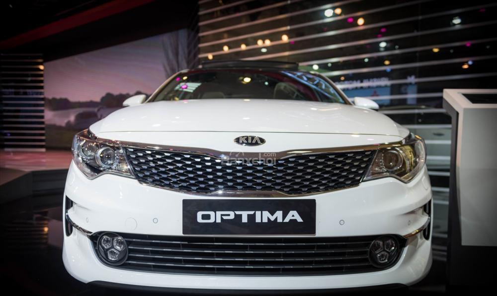 Kia Optima 2.0GAT 2018 - Bán Kia Optima 2.0GAT năm sản xuất 2018, màu trắng, giá chỉ 779 triệu