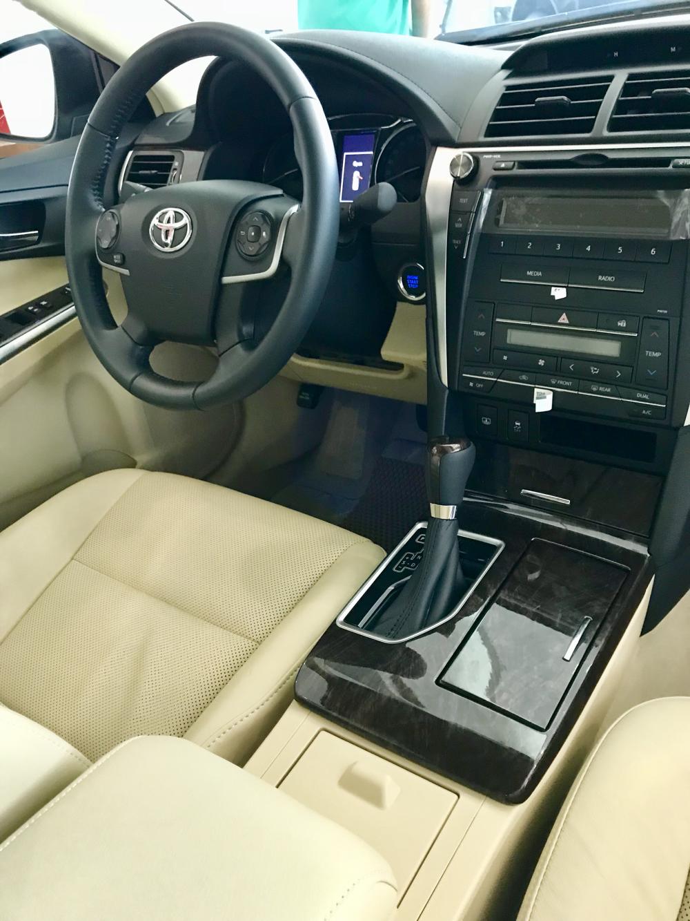 Toyota Camry 2.0E 2017 - Bán Camry 2017 chính hãng, mới 100% giá rẻ - KM sâu xe giao ngay