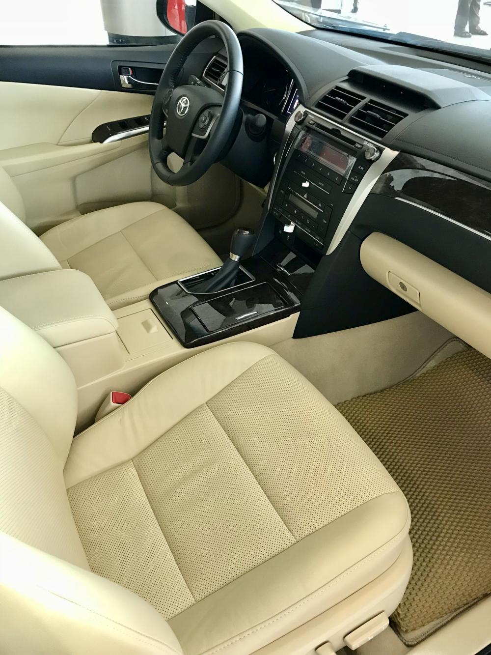 Toyota Camry 2.0E 2017 - Bán Camry 2017 chính hãng, mới 100% giá rẻ - KM sâu xe giao ngay