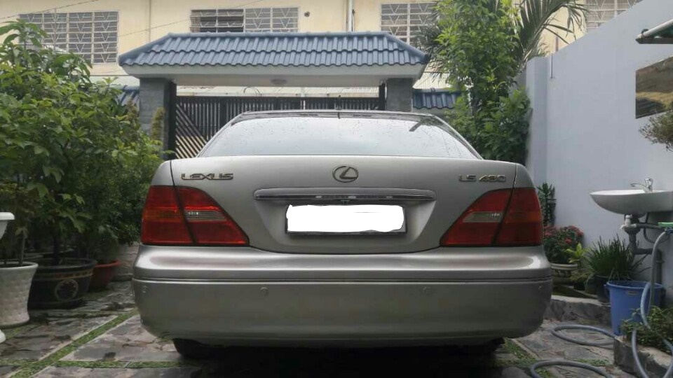 Lexus LS 430 2001 - Cần bán gấp Lexus LS430 - sản xuất 2001 giá rẻ, 5 chỗ, màu bạc, máy chạy tốt