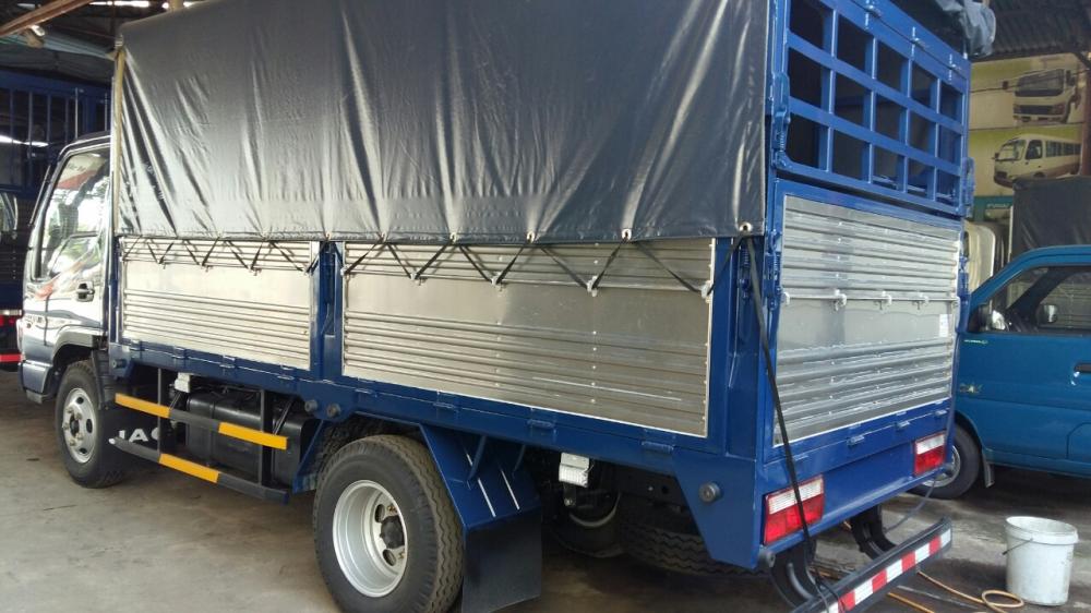 JAC HFC 2017 - Bán xe tải Jac 2.4 tấn, thùng mui bạt, màu xanh đời 2017 giá rẻ