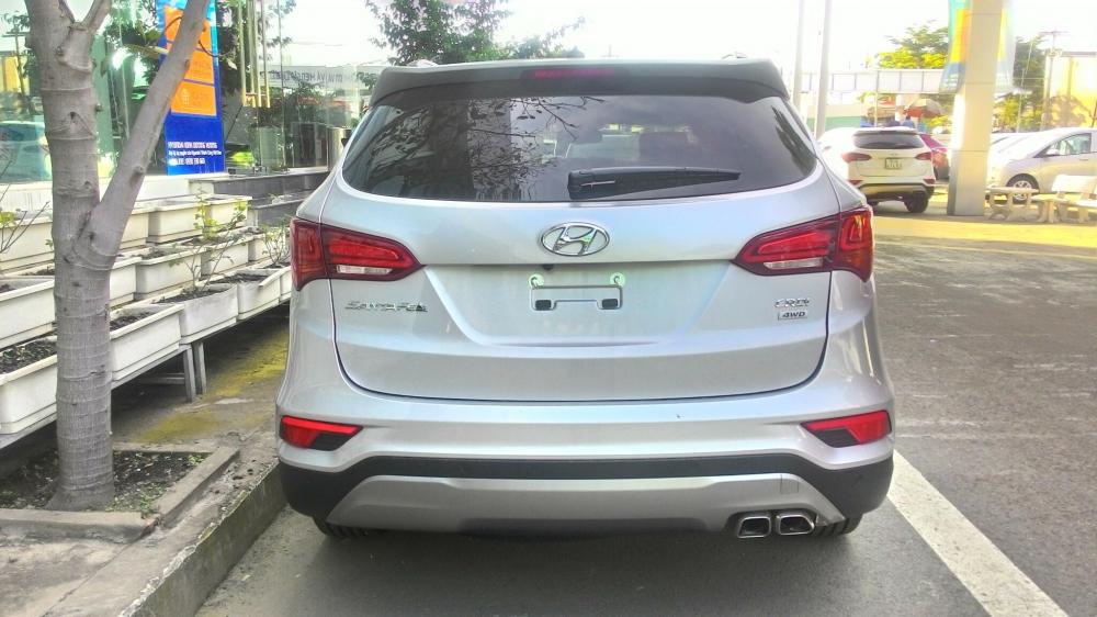 Hyundai Santa Fe 2018 - Cần bán xe Hyundai Santa Fe đời 2018, màu bạc