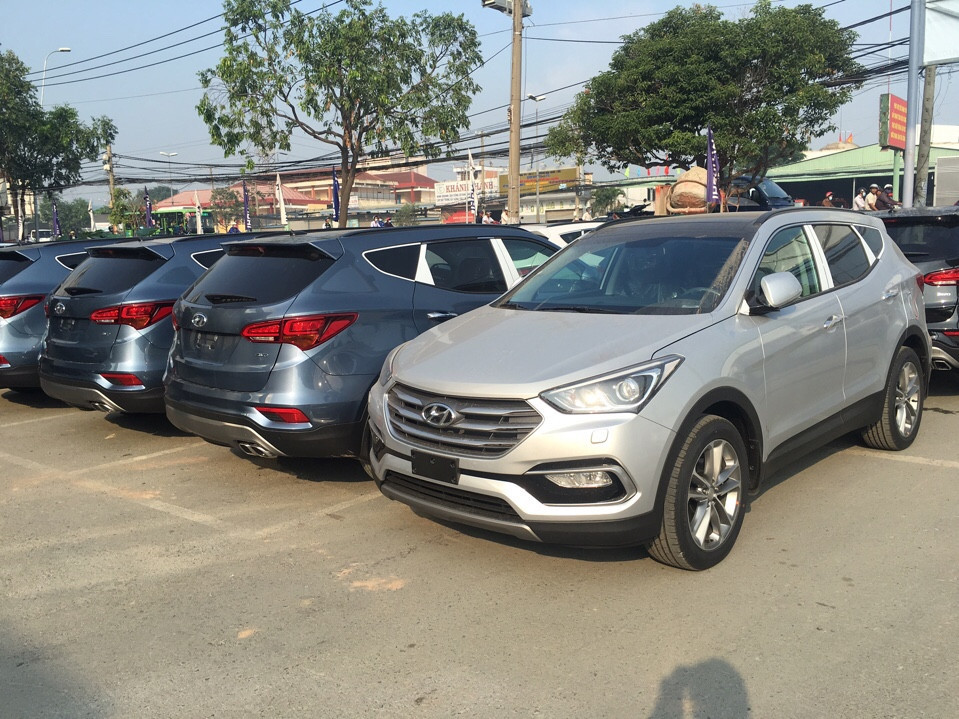 Hyundai Santa Fe 2018 - Cần bán xe Hyundai Santa Fe đời 2018, màu bạc